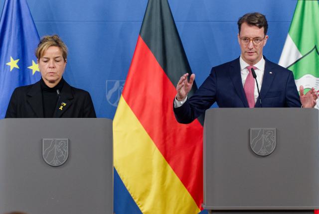 FILED - 21 October 2025, North Rhine-Westphalia, Duesseldorf: Hendrik Wuest (R), Minister President of North Rhine-Westphalia stands on the podium at a press conference with Mona Neubaur, Minister of Economic Affairs of North Rhine-Westphalia, on the state's investment program. Photo: Henning Kaiser/dpa