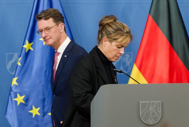 FILED - 21 October 2025, North Rhine-Westphalia, Duesseldorf: Hendrik Wuest (L), Minister President of North Rhine-Westphalia and Mona Neubaur, Minister of Economic Affairs of North Rhine-Westphalia, take the podium for a press conference on the state's investment program. Photo: Henning Kaiser/dpa