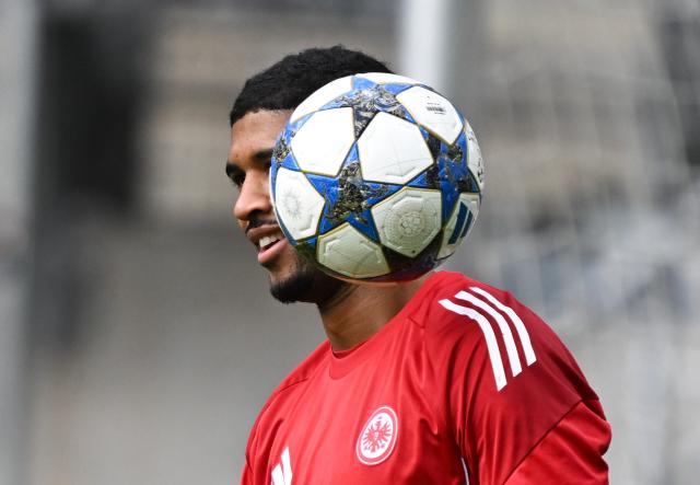 21 October 2025, Hesse, Frankfurt/Main: Eintracht Frankfurt goalkeeper Kaua Santos takes part in the final training session of the team ahead of Wednesday's UEFA Champions League soccer match against Liverpool FC. Photo: Arne Dedert/dpa