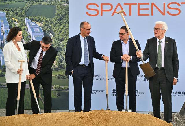 21 October 2025, Baden-Württemberg, Heilbronn: (L-R) GeMinister of Research, Technology and Space Dorothee Baer, Chairman of the Schwarz Foundation Reinhold Geilsdoerfer, German Chancellor Friedrich Merz, Schwarz Group chairman Gerd Chrzanowski and Baden-Wuerttemberg's Minister President Winfried Kretschmann at the ground-breaking ceremony for the IPAI Campus during the Chancellor's inaugural visit to the state. Photo: Jan-Philipp Strobel/dpa