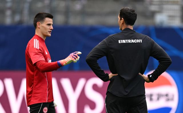 21 October 2025, Hesse, Frankfurt/Main: Eintracht Frankfurt coach Dino Toppmoeller (R) talks to goalkeeper Michael Zetterer during the final training session ahead of Wednesday's UEFA Champions League soccer match against Liverpool FC. Photo: Arne Dedert/dpa