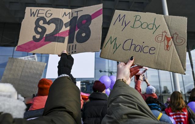 FILED - 10 February 2025, Berlin: Pro-abortion demonstrators hold placards during a demonstration demanding the legalization of abortion, in front of the Paul Loebe House in Berlin. Photo: Jens Kalaene/dpa