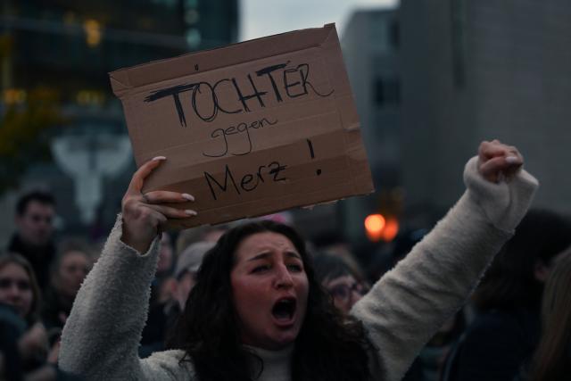 21 October 2025, Berlin: A woman cheers at the "We are the daughters" rally organized by the "Together Against the Right" initiative in front of the CDU office in response to Chancellor Friedrich Merz's statements linking migration to problems in German cities. Merz told a journalist that he has "nothing to take back" and added that "anyone who sees it in everyday life" knows that he is right. People who had daughters would know exactly what he meant, Merz said. Photo: Lilli Förter/dpa