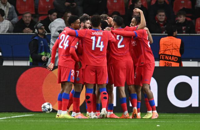 21 October 2025, North Rhine-Westphalia, Leverkusen: Paris St. Germain's players celebrate after scoring their side's first goal during the UEFA Champions League soccer match match between Bayer Leverkusen and Paris Saint-Germain at BayArena. Photo: Bernd Thissen/dpa