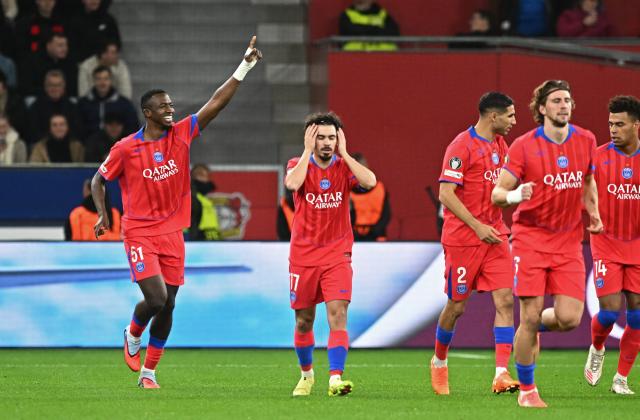 21 October 2025, North Rhine-Westphalia, Leverkusen: Paris St. Germain's Willian Pacho celebrates with teammates after scoring his side's first goal during the UEFA Champions League soccer match match between Bayer Leverkusen and Paris Saint-Germain at BayArena. Photo: Bernd Thissen/dpa