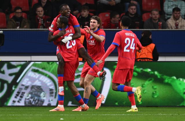 21 October 2025, North Rhine-Westphalia, Leverkusen: Paris St. Germain's Willian Pacho celebrates with teammates after scoring his side's first goal during the UEFA Champions League soccer match match between Bayer Leverkusen and Paris Saint-Germain at BayArena. Photo: Bernd Thissen/dpa