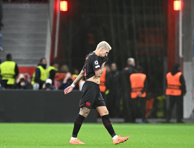 21 October 2025, North Rhine-Westphalia, Leverkusen: Leverkusen's Robert Andrich leaves the pitch after being shown the red card during the UEFA Champions League soccer match between Bayer Leverkusen and Paris Saint-Germain at BayArena. Photo: Bernd Thissen/dpa