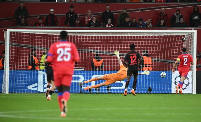 21 October 2025, North Rhine-Westphalia, Leverkusen: Leverkusen goalkeeper Mark Flekken fails to catch the ball during the UEFA Champions League soccer match between Bayer Leverkusen and Paris Saint-Germain at BayArena. Photo: Bernd Thissen/dpa