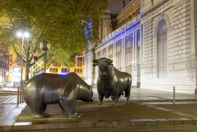 22 October 2025, Hesse, Frankfurt/Main: Bull and bear statues stand in the drizzle in front of the Frankfurt Stock Exchange in the early hours of the morning. A chilly autumn day has Frankfurt in its grip, with meteorologists forecasting heavy rain and gale-force winds from Thursday night. Photo: Helmut Fricke/dpa
