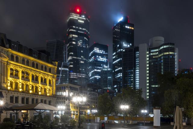 22 October 2025, Hesse, Frankfurt/Main: Gray clouds drift over Frankfurt in the early morning, accompanied by brief showers. A cool autumn day has the city in its grip, with meteorologists forecasting heavy rain and gale-force winds from Thursday night. Photo: Helmut Fricke/dpa