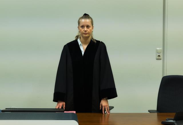 22 October 2025, Hamburg: Judge Cara Wittmeier stands in the criminal justice building before the start of the trial against a defendant accused of leaving a severely impaired resident unattended in a filled bathtub at a care facility in Hamburg-Langenhorn on October 15, 2021. During the defendant's absence, the man allegedly slipped from the bathtub chair and drowned. Photo: Marcus Golejewski/dpa