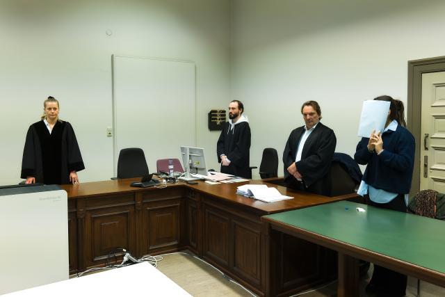 22 October 2025, Hamburg: The defendant (R) appears with her lawyer Andreas Lubitz (2nd R) before Judge Cara Wittmeier (L) at the criminal justice building in Hamburg. She is accused of leaving a severely disabled resident unattended in a filled bathtub at a care facility in the Hamburg-Langenhorn district on October 15, 2021. According to the indictment, the man slipped from the bathtub chair and drowned during her absence. Photo: Marcus Golejewski/dpa