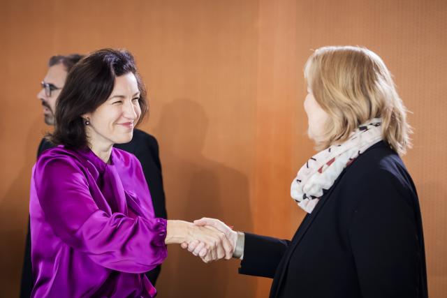 22 October 2025, Berlin: Dorothee Baer (L), Germany's Minister for Research, Technology and Space, and Baerbel Bas, Minister for Labor and Social Affairs, greet each other at the start of the German Cabinet meeting in the Chancellery. Photo: Christoph Soeder/dpa