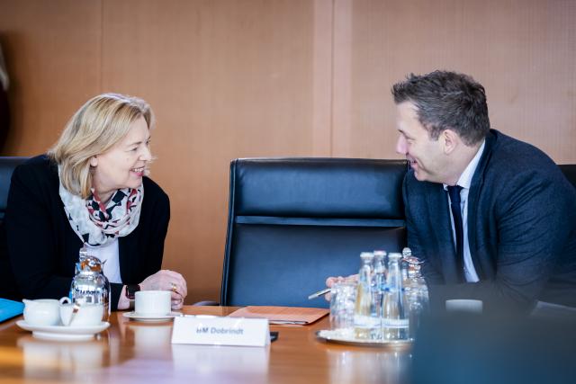 22 October 2025, Berlin: Baerbel Bas, Germany's Minister of Labor and Social Affairs, and Lars Klingbeil, Minister of Finance, talk at the start of the German Cabinet meeting in the Chancellery. Photo: Christoph Soeder/dpa