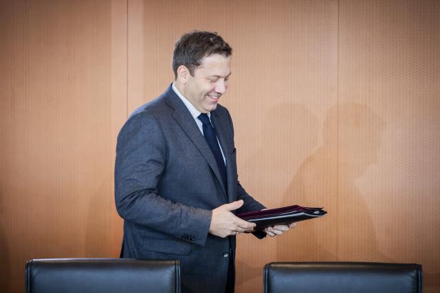 22 October 2025, Berlin: Lars Klingbeil, Germany's Minister of Finance, arrives at the German Cabinet meeting in the Chancellery. Photo: Christoph Soeder/dpa