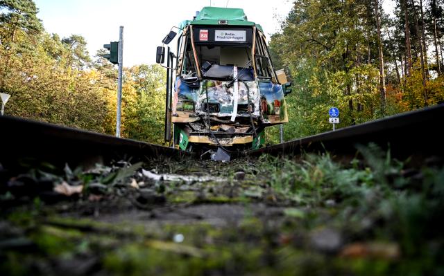 21 October 2025, Brandenburg, Woltersdorf: A damaged tram from line 88 stands on the tracks after a collision involving two trams. Photo: Britta Pedersen/dpa