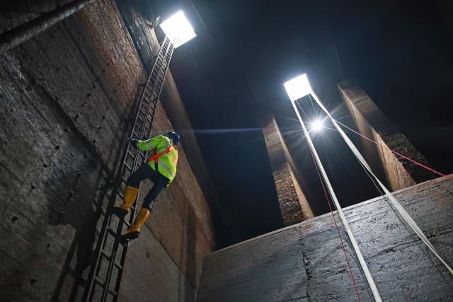 22 October 2025, Saxony-Anhalt, Oberharz am Brocken: Employees from Talsperrenbetrieb Saxony-Anhalt inspect a 1.8-kilometer-long tunnel leading to the Rappbode Dam. Photo: Matthias Bein/dpa