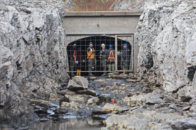 22 October 2025, Saxony-Anhalt, Oberharz am Brocken: Employees from the Saxony-Anhalt Dam Authority stand at the exit of a 1.8-kilometer-long tunnel leading to the Rappbode Dam after the inspection. Photo: Matthias Bein/dpa