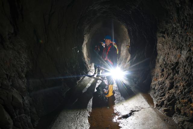 22 October 2025, Saxony-Anhalt, Oberharz am Brocken: Employees from Talsperrenbetrieb Saxony-Anhalt inspect a 1.8-kilometer-long tunnel leading to the Rappbode Dam. Photo: Matthias Bein/dpa