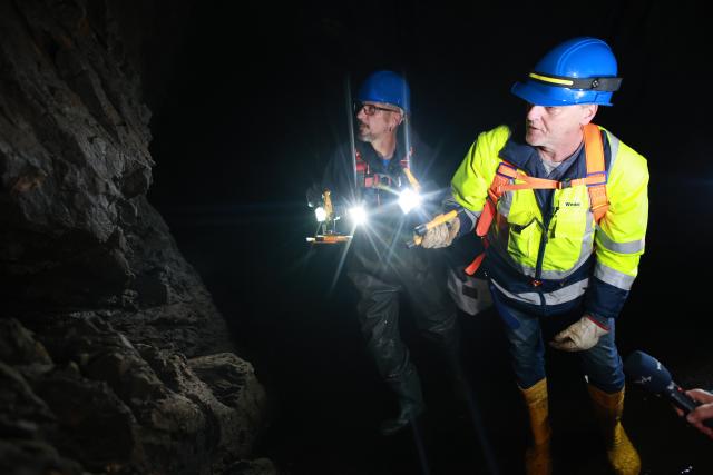 22 October 2025, Saxony-Anhalt, Oberharz am Brocken: Uwe Wedel (R) and Ulf Steiner, employees from Talsperrenbetrieb Saxony-Anhalt inspect a 1.8-kilometer-long tunnel leading to the Rappbode Dam. Photo: Matthias Bein/dpa