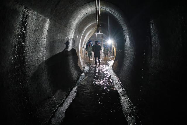 22 October 2025, Saxony-Anhalt, Oberharz am Brocken: Employees from Talsperrenbetrieb Saxony-Anhalt inspect a 1.8-kilometer-long tunnel leading to the Rappbode Dam. Photo: Matthias Bein/dpa