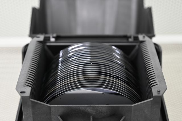 FILED - 25 August 2025, Hamburg: Intermediate products of semiconductor production, so-called wafers, lie in a box on the premises of semiconductor manufacturer Nexperia. Photo: David Hammersen/dpa