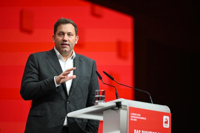 22 October 2025, Lower Saxony, Hanover: German Minister of Finance Lars Klingbeil gives a speech at the congress of the Mining, Chemical and Energy Industrial Union (IGBCE) in the Hanover Congress Center (HCC). Photo: Shireen Broszies/dpa