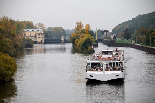 FILED - 11 October 2025, Bavaria, Viereth-Trunstadt: A ship sails along the Main. The German Transport Ministry has identified a multi-billion euro funding shortfall for waterways that threatens their future operations. Photo: Daniel Vogl/dpa