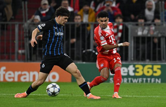 22 October 2025, Bavaria, Munich: Bruges' Kyriani Sabbe (L) and Bayern Munich's Luis Diaz in action during the UEFA Champions League soccer match between Bayern Munich and FC Bruges at Allianz Arena. Photo: Sven Hoppe/dpa