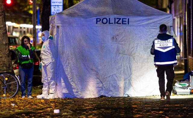 22 October 2025, Lower Saxony, Hanover: Police officers stand at the scene of a crime. A person died in a shooting in the northern German city of Hanover on Wednesday after a reported altercation between groups. Photo: Moritz Frankenberg/dpa