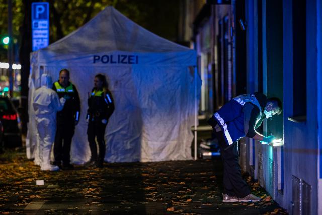 22 October 2025, Lower Saxony, Hanover: Police officers stand at the scene of a crime. A person died in a shooting in the northern German city of Hanover on Wednesday after a reported altercation between groups. Photo: Moritz Frankenberg/dpa
