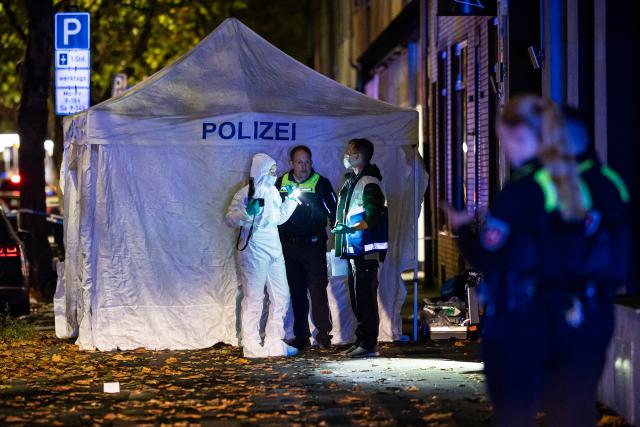 22 October 2025, Lower Saxony, Hanover: Police officers stand at the scene of a crime. A person died in a shooting in the northern German city of Hanover on Wednesday after a reported altercation between groups. Photo: Moritz Frankenberg/dpa