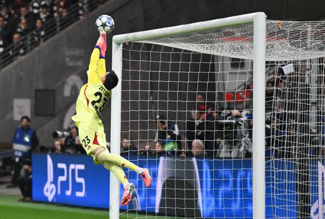 22 October 2025, Hesse, Frankfurt_Main: Eintracht Frankfurt goalkeeper Michael Zetterer clears a ball during the UEFA Champions League soccer match between Eintracht Frankfurt and Liverpool FC at the Deutsche Bank Park. Photo: Arne Dedert/dpa