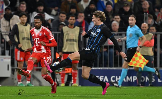 22 October 2025, Bavaria, Munich: Bayern Munich's Michael Olise (L) and Bruges' Romeo Vermant battle for the ball during the UEFA Champions League soccer match between Bayern Munich and FC Bruges at Allianz Arena. Photo: Sven Hoppe/dpa