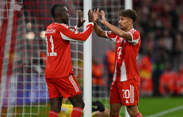 22 October 2025, Bavaria, Munich: Bayern Munich's Nicolas Jackson celebrates with Tom Bischof after scoring his side's fourth goal during the UEFA Champions League soccer match between Bayern Munich and FC Bruges at Allianz Arena. Photo: Sven Hoppe/dpa