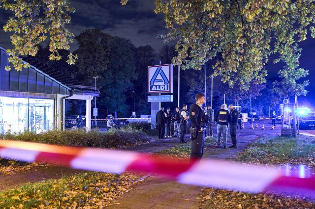 22 October 2025, Lower Saxony, Hanover: Police officers are deployed at a supermarket on Alt-Mariendorf Street. At least one person has been injured after several shots were fired in a supermarket parking lot in Berlin. The homicide squad is investigating an attempted homicide in Mariendorf, police said on X. Photo: Michael Ukas/dpa
