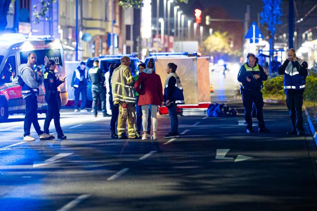 22 October 2025, Lower Saxony, Hanover: Emergency services are seen at the scene after several people were injured in a shooting in Hanover. Photo: Moritz Frankenberg/dpa