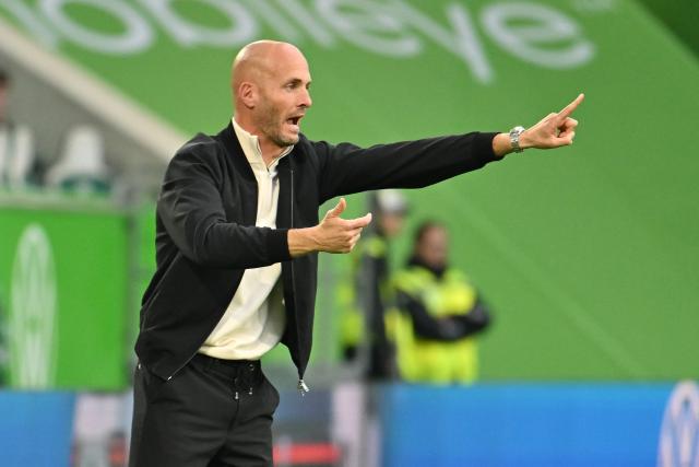 FILED - 27 September 2025, Lower Saxony, Wolfsburg: Wolfsburg coach Paul Simonis gives instructions during the German Bundesliga soccer match between VfL Wolfsburg and RB Leipzig at the Volkswagen Arena. Photo: Swen Pförtner/dpa - IMPORTANT NOTICE: DFL and DFB regulations prohibit any use of photographs as image sequences and/or quasi-video.