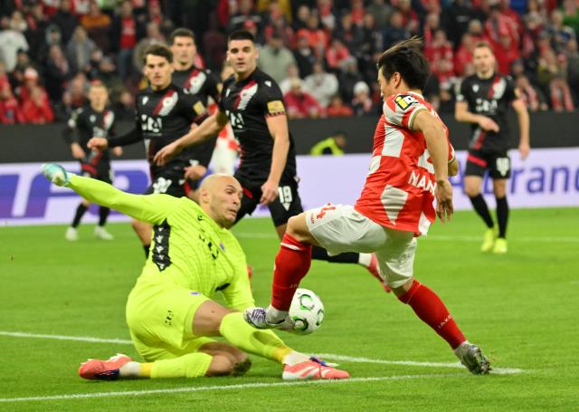 23 October 2025, Rhineland-Palatinate, Mainz: FSV Mainz's Sota Kawasaki and Zrinjski Mostar's Goran Karacic in action during the UEFA Europa Conference League match between FSV Mainz 05 and Zrinjski Mostar at Mewa Arena. Photo: Torsten Silz/dpa