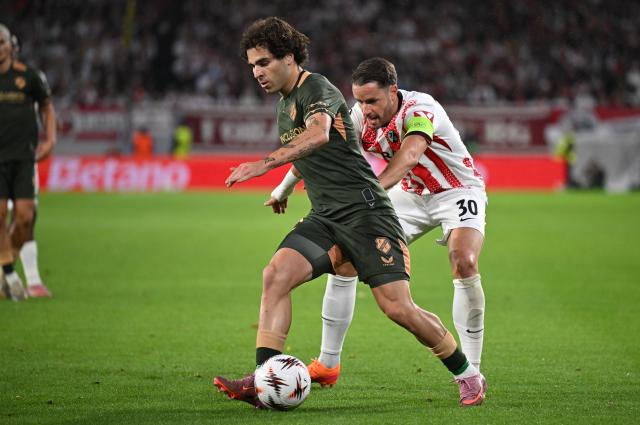 23 October 2025, Baden-Württemberg, Freiburg im Breisgau: Utrecht's Miguel Rodriguez (L) and Freiburg's Christian Guenter battle for the ball during the UEFA Europa League soccer match between SC Freiburg and FC Utrect at Europa-Park stadium. Photo: Harry Langer/dpa
