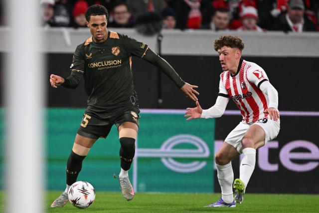 23 October 2025, Baden-Württemberg, Freiburg im Breisgau: Utrecht's Adrian Blake and Freiburg's Philipp Treu (R) battle for the ball during the UEFA Europa League soccer match between SC Freiburg and FC Utrect at Europa-Park stadium. Photo: Harry Langer/dpa