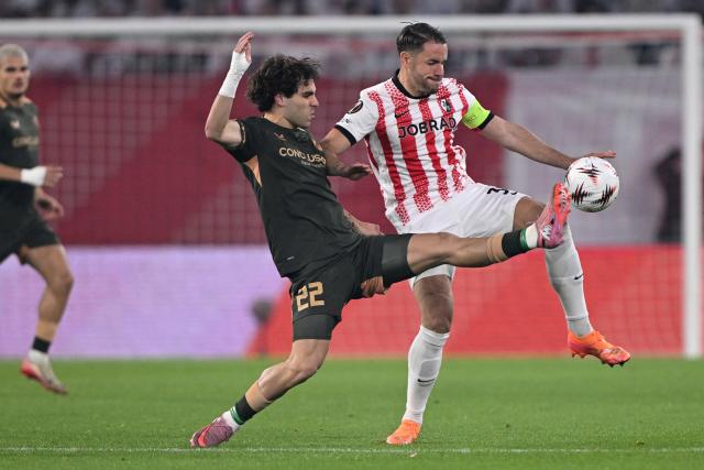 23 October 2025, Baden-Württemberg, Freiburg im Breisgau: Utrecht's Miguel Rodriguez and Freiburg's Christian Guenter  (R) battle for the ball during the UEFA Europa League soccer match between SC Freiburg and FC Utrect at Europa-Park stadium. Photo: Harry Langer/dpa