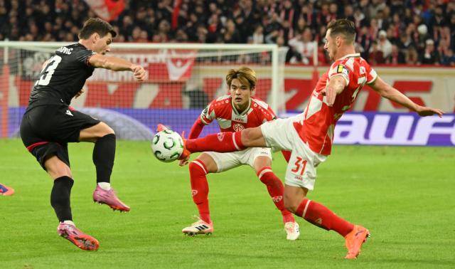23 October 2025, Rhineland-Palatinate, Mainz: FSV Mainz's Dominik Kohr and Zrinjski Mostar's Stefano Surdanovic in action during the UEFA Europa Conference League match between FSV Mainz 05 and Zrinjski Mostar at Mewa Arena. Photo: Torsten Silz/dpa