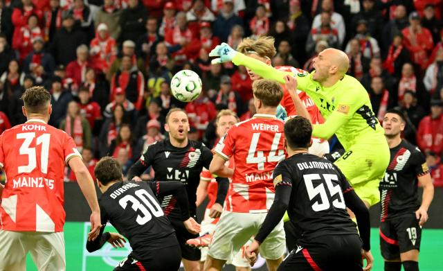 23 October 2025, Rhineland-Palatinate, Mainz: FSV Mainz's Kacper Potulski and Zrinjski Mostar's Goran Karacic in action during the UEFA Europa Conference League match between FSV Mainz 05 and Zrinjski Mostar at Mewa Arena. Photo: Torsten Silz/dpa