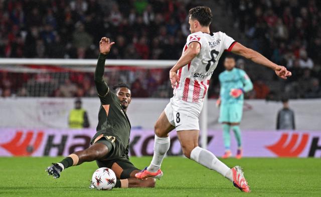 23 October 2025, Baden-Württemberg, Freiburg im Breisgau: Utrecht's Sebastien Haller (L) and Freiburg's Maximilian Eggestein battle for the ball during the UEFA Europa League soccer match between SC Freiburg and FC Utrect at Europa-Park stadium. Photo: Harry Langer/dpa