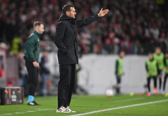 23 October 2025, Baden-Württemberg, Freiburg im Breisgau: Freiburg coach Julian Schuster gestures during the UEFA Europa League soccer match between SC Freiburg and FC Utrect at Europa-Park stadium. Photo: Harry Langer/dpa