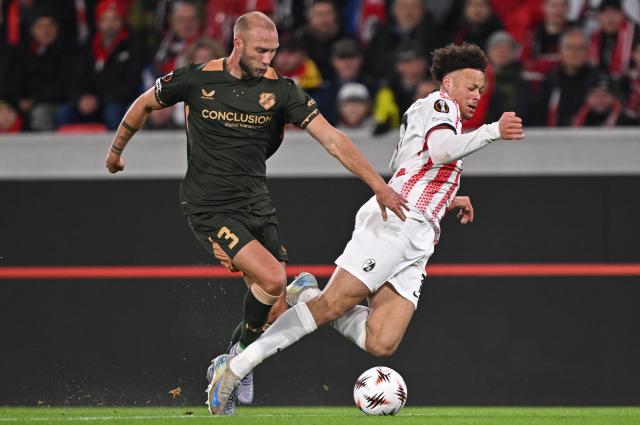 23 October 2025, Baden-Württemberg, Freiburg im Breisgau: Utrecht's Mike van der Hoorn (L) and Freiburg's Derry Scherhant battle for the ball during the UEFA Europa League soccer match between SC Freiburg and FC Utrecht at Europa-Park stadium. Photo: Harry Langer/dpa