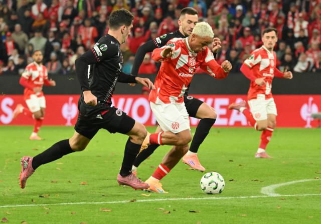 23 October 2025, Rhineland-Palatinate, Mainz: FSV Mainz's Armindo Sieb in a duel with Zrinjski Mostar's Duje Dujmovic during the UEFA Europa Conference League match between FSV Mainz 05 and Zrinjski Mostar at Mewa Arena. Photo: Torsten Silz/dpa