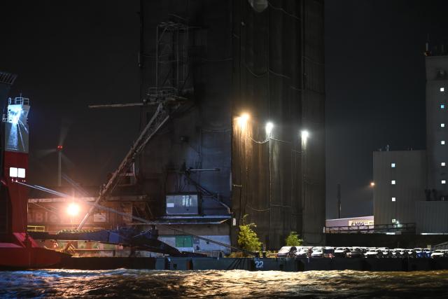 24 October 2025, Lower Saxony, Emden: Car loading at the port is stopped due to strong winds, as storm 'Joshua' passes over Germany as an autumn storm. Photo: Lars Penning/dpa
