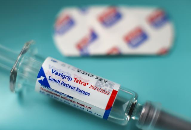 FILED - 07 October 2021, Saxony, Grosspoesna: A syringe prepared for the flu vaccination of a pregnant woman with the vaccine "Vaxigrip Tetra" from the manufacturer Sanofi Pasteur Europe is in a gynecologist's office. French drug major Sanofi reported a slight dip in third-quarter profit on Friday, even as sales rose, lifted by strong growth in its blockbuster drug Dupixent, which for the first time generated more than ·4 billion ($4.6 billion) in quarterly revenue. Photo: Jan Woitas/dpa-Zentralbild/dpa